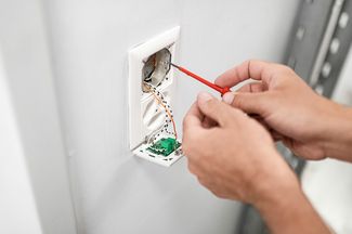 Stromsteckdose die Installiert wird