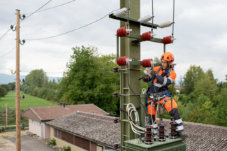 Netzelektriker arbeitet an HEB-Mast