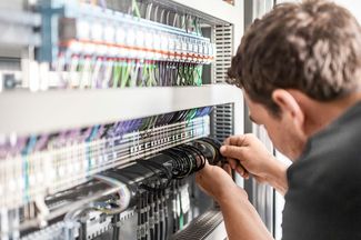 Elektromonteur bei der Arbeit an der Schaltanlage