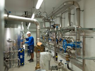 Installateur an der Arbeit an Sanitärinstallationen